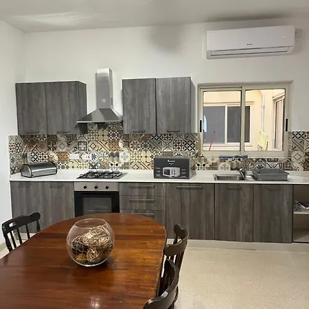 Homestay Lovely Room, In Shared House Perfect Location
