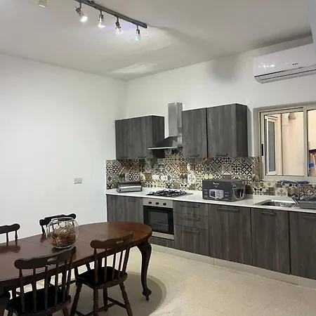 Lovely Room, In Shared House Perfect Location Homestay