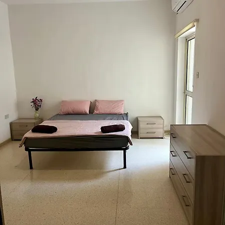 Lovely Room, In Shared House Perfect Location Homestay Is-Swieqi