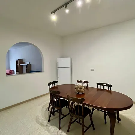 Δωμάτια σε οικογενειακή κατοικία Lovely Room, In Shared House Perfect Location *